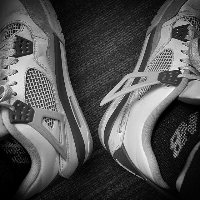kooison's tweet photo. Damn 😲 
Repair or retire?

#aj4 #airjordan4 #brokenshoes https://t.co/XN7Rm5EwHh https://t.co/CsZQ0m7KVf