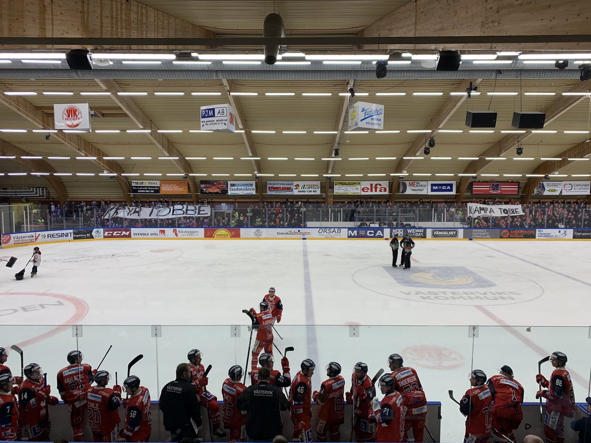 fredblom's tweet photo. Tobbe Fopp fick en standing O i Plivit Trade Hallen nyss. Gåshud på den sammanhållningen i Hockeysverige! #vvik #twittpuck https://t.co/9LdNXM0pUf