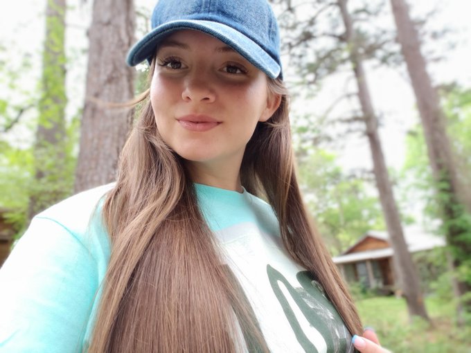 Happy Friday Everyone! Hope your Having a Great Day! 😋 https://t.co/RvvLPpW05W