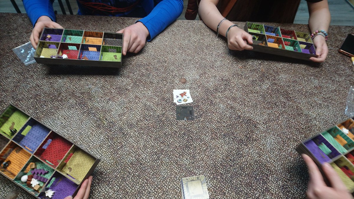 MissBayBee_de's tweet photo. Spielen mit der Jugend... Zu 8 haben wir uns in 2 Gruppen aufgeteilt. Mit mir wurde #SpiritIsland, #DiceThrone, #PanicMansion und #DejaVu gespielt. 
Ich finde es immer wieder total schön, wenn sowohl die aktuellen Schüler als auch die Ehemaligen zusammen kommen. https://t.co/aZiX5fd7OV