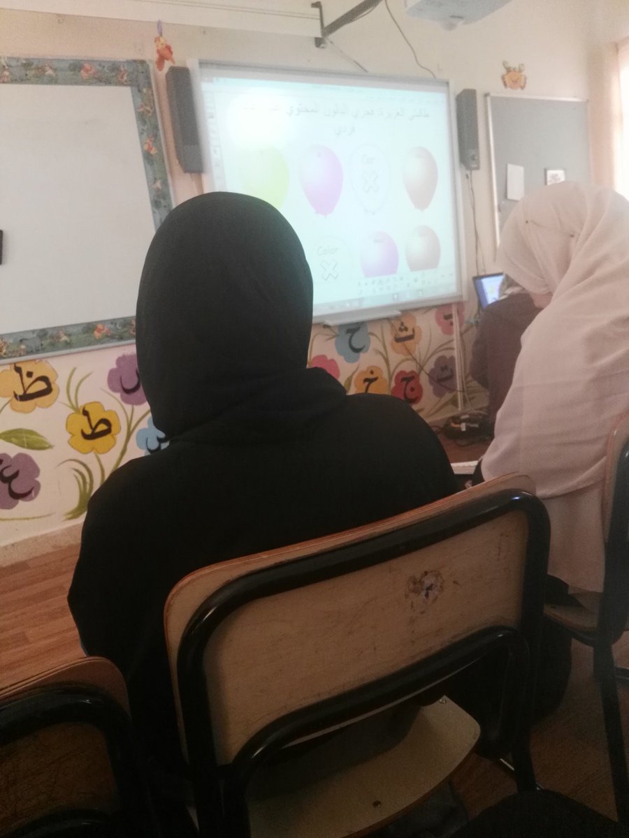 تألقت الأستاذة فخرية الرواحي في تقديم مشغل عن السبورة التفاعلية بحضور إدارة المدرسة ومعلماتها المبدعات...صرح ينبض بالعلم والقيم