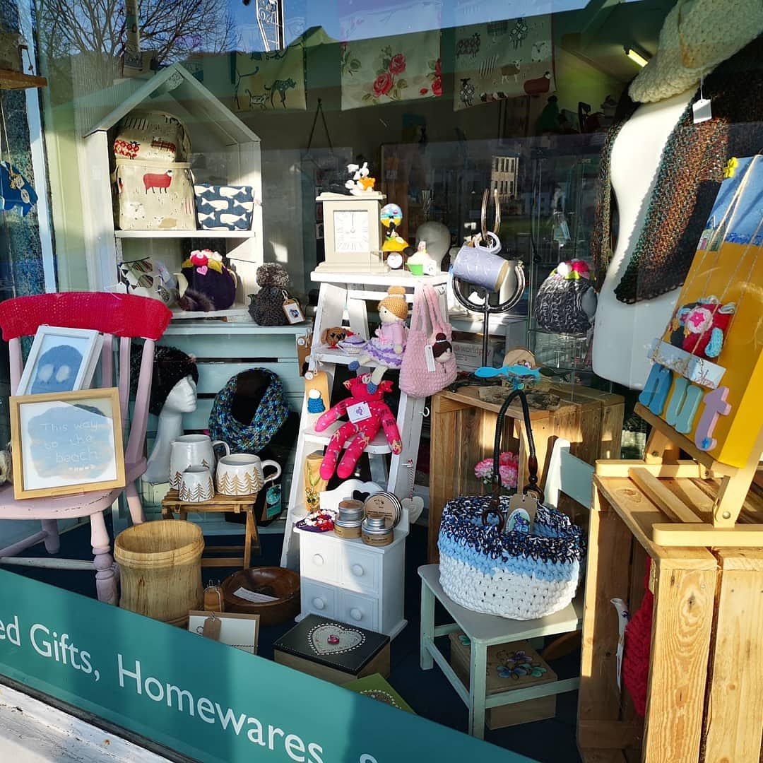 Window changed today, so all nice and fresh. We will be opening back up from the Christmas break next week, Wednesday 9th 😊 x x
#newwindowdisplay #windowdresser #packedchristmasaway #windowdisplay #fresh #clean #readyforthenewyearahead #independantshop #buylocal #supporthandmade