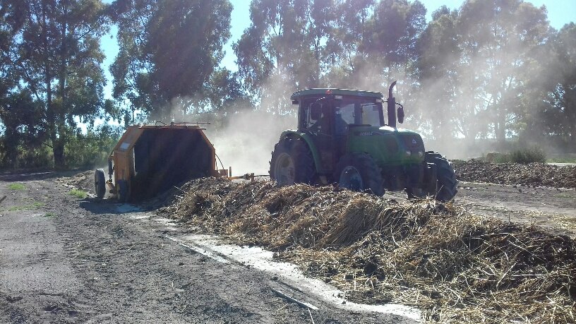 Lorden26327197's tweet photo. Poniendo a punto ISO 16929: Determination of the degree of disintegration of plastic materials under defined composting conditions in a pilotscale test en EEA @intaargentina Ascasubi junto a colegas del @plapiqui y @cerzos. #windrowcomposting #biowaste #biopolymers https://t.co/2UqCT4JT3c
