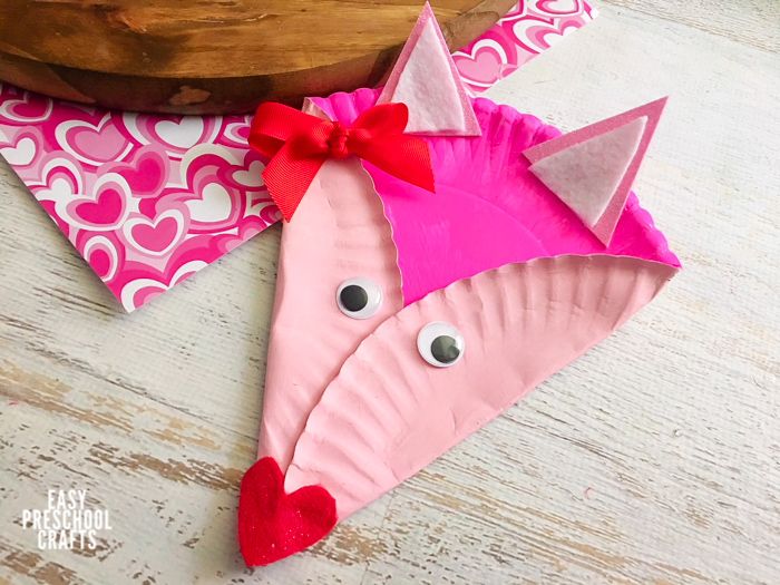 Get ready to celebrate #ValentinesDay with your kids! Make this adorable paper plate craft together! buff.ly/2F8SFuV #kidsactivities #preschool