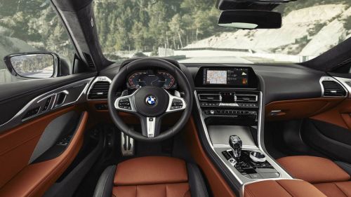 BMW представил флагманское купе BMW M850i. V8 4,4-литровый двигатель с технологией M Performance TwinPower Turbo  до 530 л.с. при 5500-6000 об/мин. 750 Нм в диапазоне оборотов от 1800 до 4600 об/мин. Разгон от 0 до 100 км/ч за 3,7 секунды.