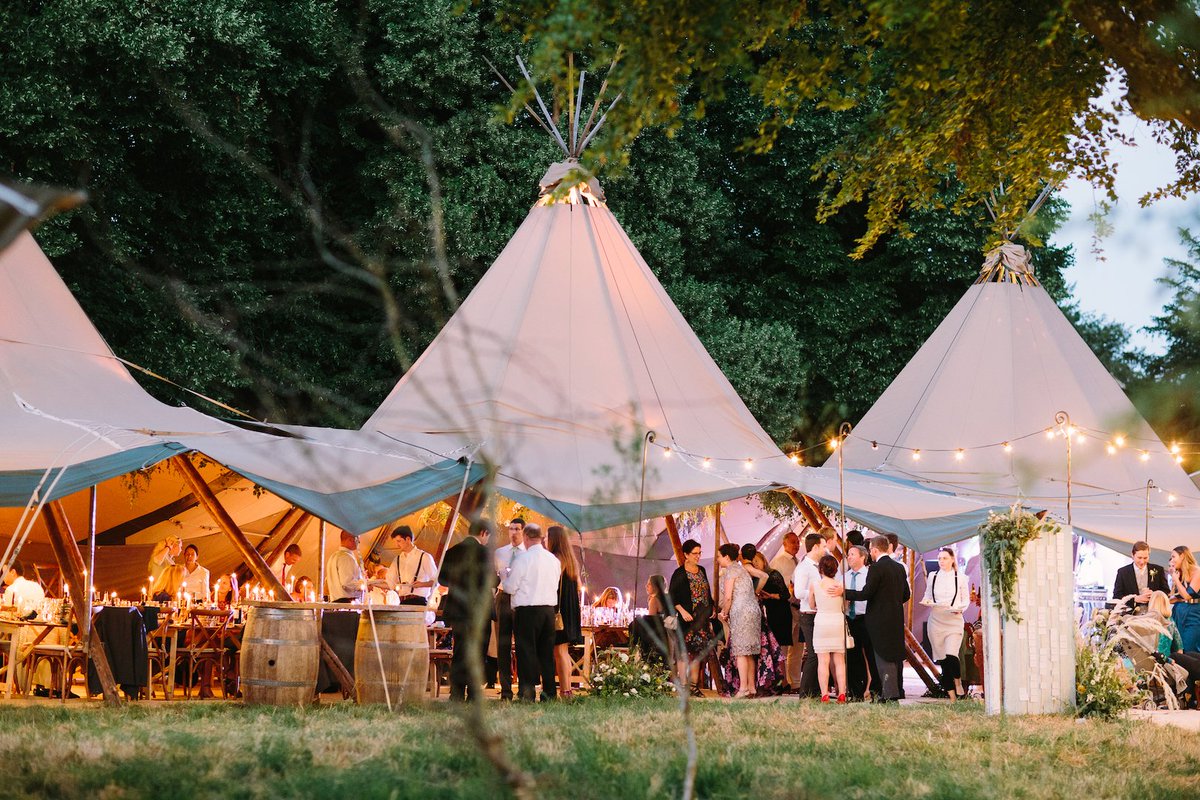 Happy Friday! We're still swooning over Brennan &amp; Tom's wedding at Cornwell Manor 🙌 Check out the link in the bio for the full gallery. But beware, for inspiration overload! 🙊   Photography: Barker Evans Photography