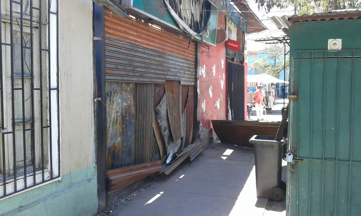 Se solicita al municipio habilite movilidad peatonal segura en calle Maruri con San Luis, esquina que se vio afectada por incendio hace un tiempo atrás, esto esta poniendo en riesgo a peatones sobre todo a adultos mayores que les obliga a bajar a la calzada y pone en riesgo