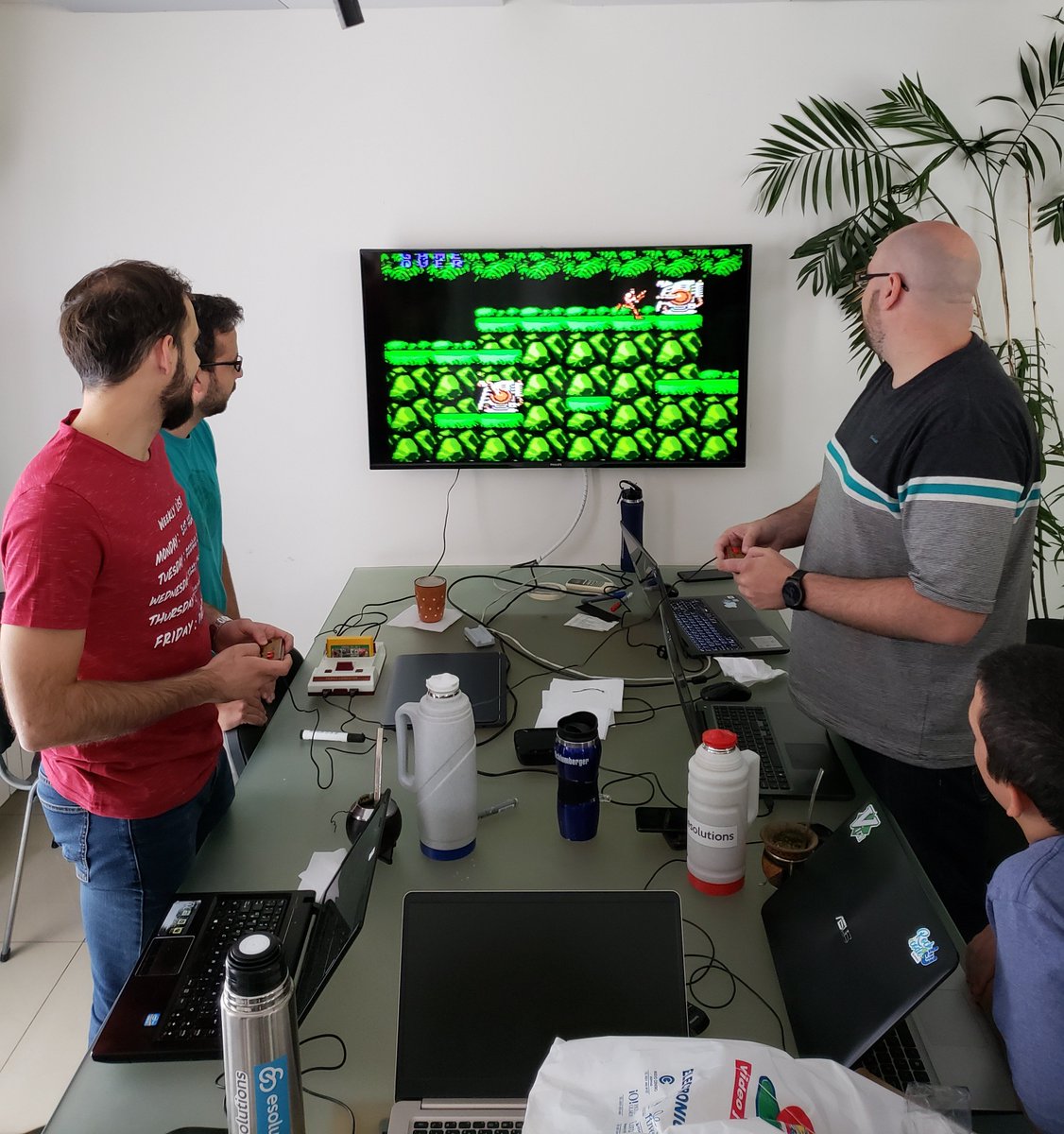 esolutionssa's tweet photo. Ellos cumplen 5 años con nosotros, y les recordamos que somos un equipo de amigos enfocado en disfrutar trabajando #VidaESolutions #WorkHardPlayHard https://t.co/ibnhxpzzZp