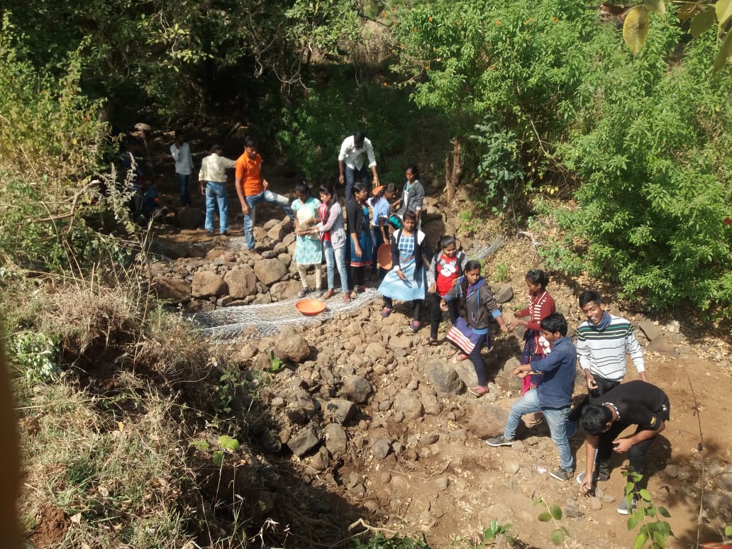 Grampari's tweet photo. Building a Gabion structure with the youth of Viver (Grampari Adopted Village-GAV), NCC students and initiators from @asiaplateau #waterconservation https://t.co/4ZySDD5AgY
