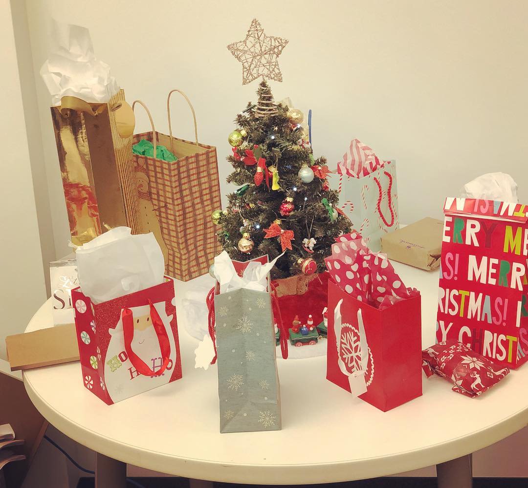 jgwentworth's tweet image. #fbf to “last year’s” annual Accounting ornament exchange 🎄
.
.
.
.
#happyholidays #2018 #employeefun #teambonding #jgwentworth