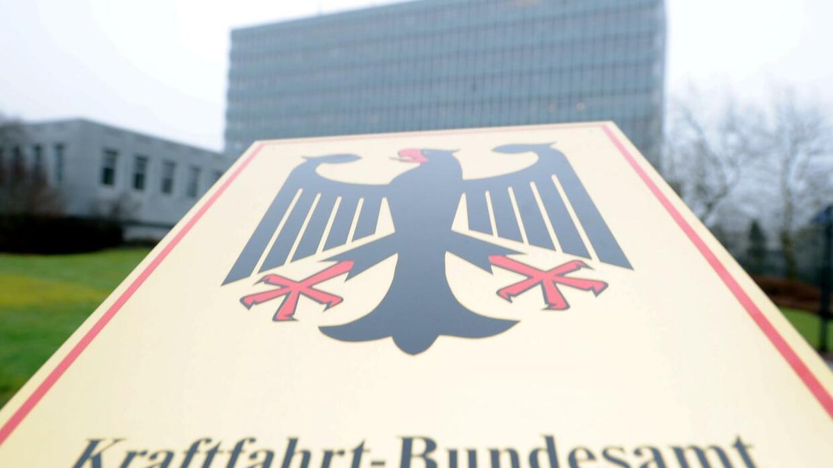 Die Zahl der Auto-Neuzulassungen ist im letzten Jahr zurückgegangen. Damit kauften die Deutschen zum ersten Mal seit fünf Jahren weniger neue Autos. wiwo.de/unternehmen/au…