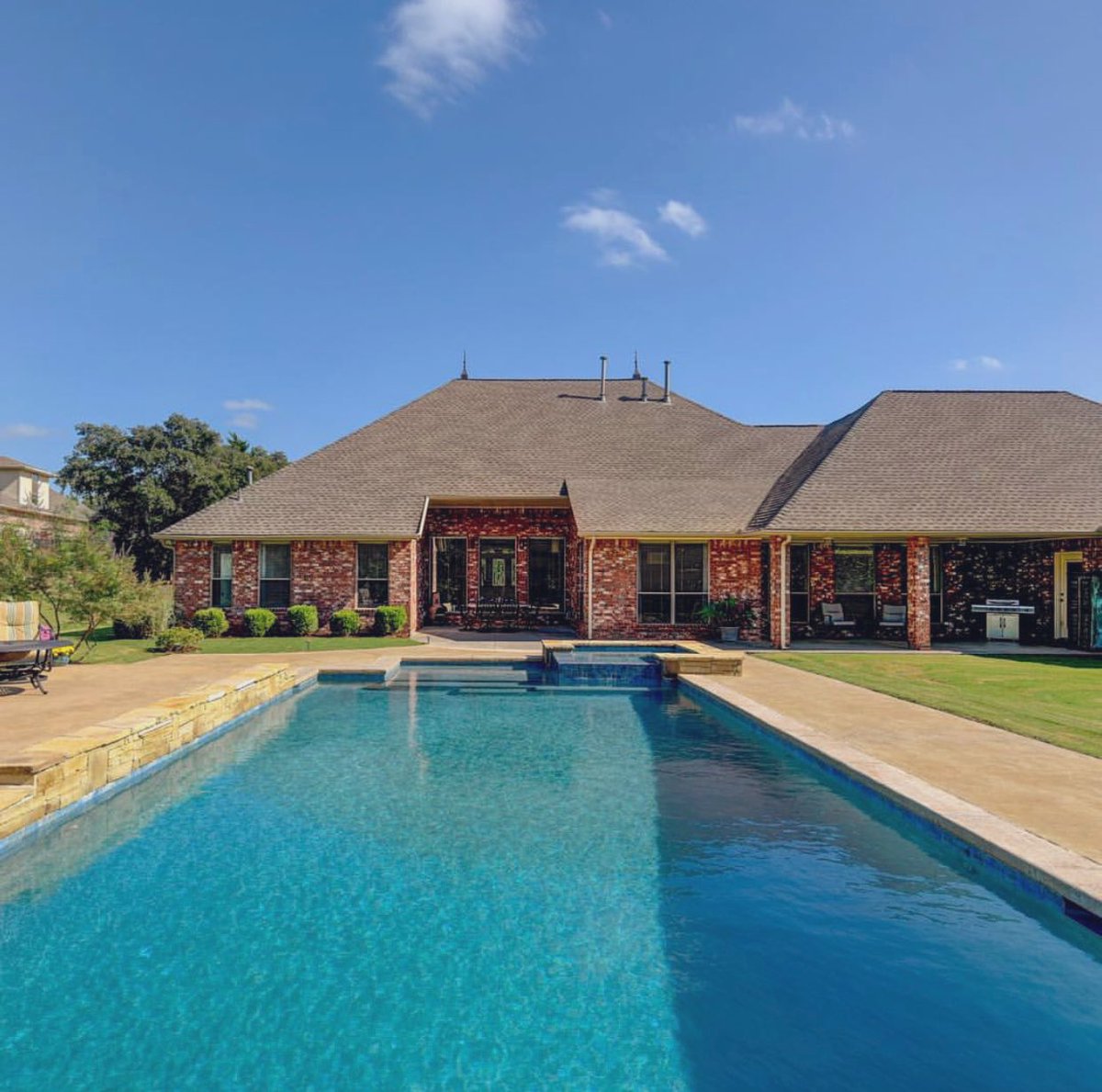 LevinsonTeam's tweet photo. I love the modernness of this pool. The clean lines are just 👌🏻#edmondhomes #swimmingpool #oklahomarealestate #LREhomes https://t.co/d4AydIy2hz