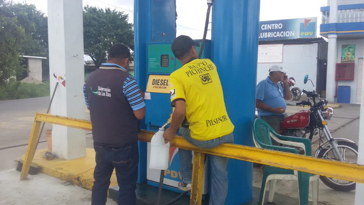DrCamiloSalinas's tweet photo. En operativo de control, Teniente Político verifica que no exista variación en el precio de combustible en estaciones de servicio de la parroquia #Ricuarte #NoALaEspeculación #DecisionesPorEcuador @Lenin https://t.co/kgYQTULdtZ