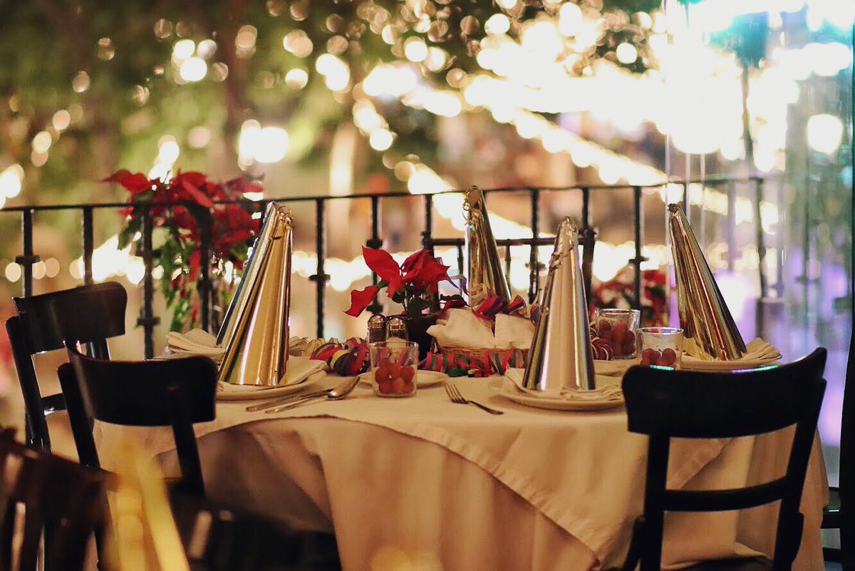 3istro's tweet photo. 2019¡ Feliz año nuevo !
Happy new year !!
Bonne année!
Bon any nou !
Urte berri on !

Tr3s 3istro Resturant &amp; Oyster Bar
Portal de flores 3 planta alta,
en el Zócalo de Oaxaca.

Nos distingue la diversidad

Cocina: oaxaqueña, mexicana e internacional https://t.co/W4yi1unwt3
