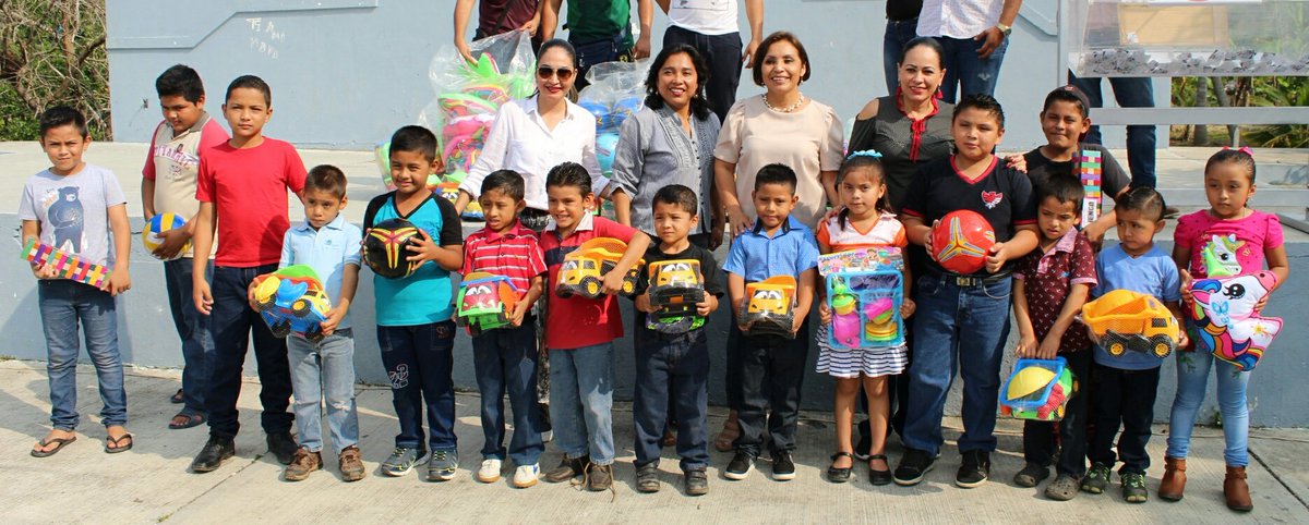 lorenamendezd's tweet photo. #Entérate  #Hoy festejamos a los #niños del poblado #Cocohital con una obra de teatro y rifas de juguetes, como parte de la celebración del día de los #ReyesMagos #FelizDiadeReyes #FelizViernes #Comalcalco #Tabasco https://t.co/yREuigPMeW