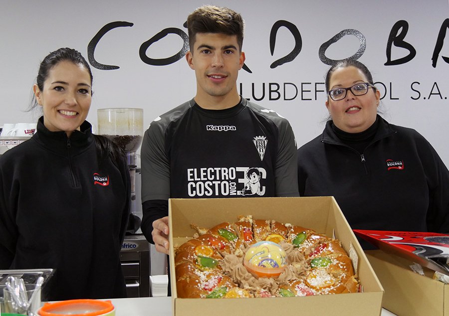CordobaCF_ofi's tweet photo. Buenísimo el roscón de Reyes 🍰 que nos han traído a El Arcángel 🏟️ los amigos de @pastelesroldan para los jugadores, los trabajadores del club y la prensa 👏👏👏 https://t.co/jvrDg21s63
