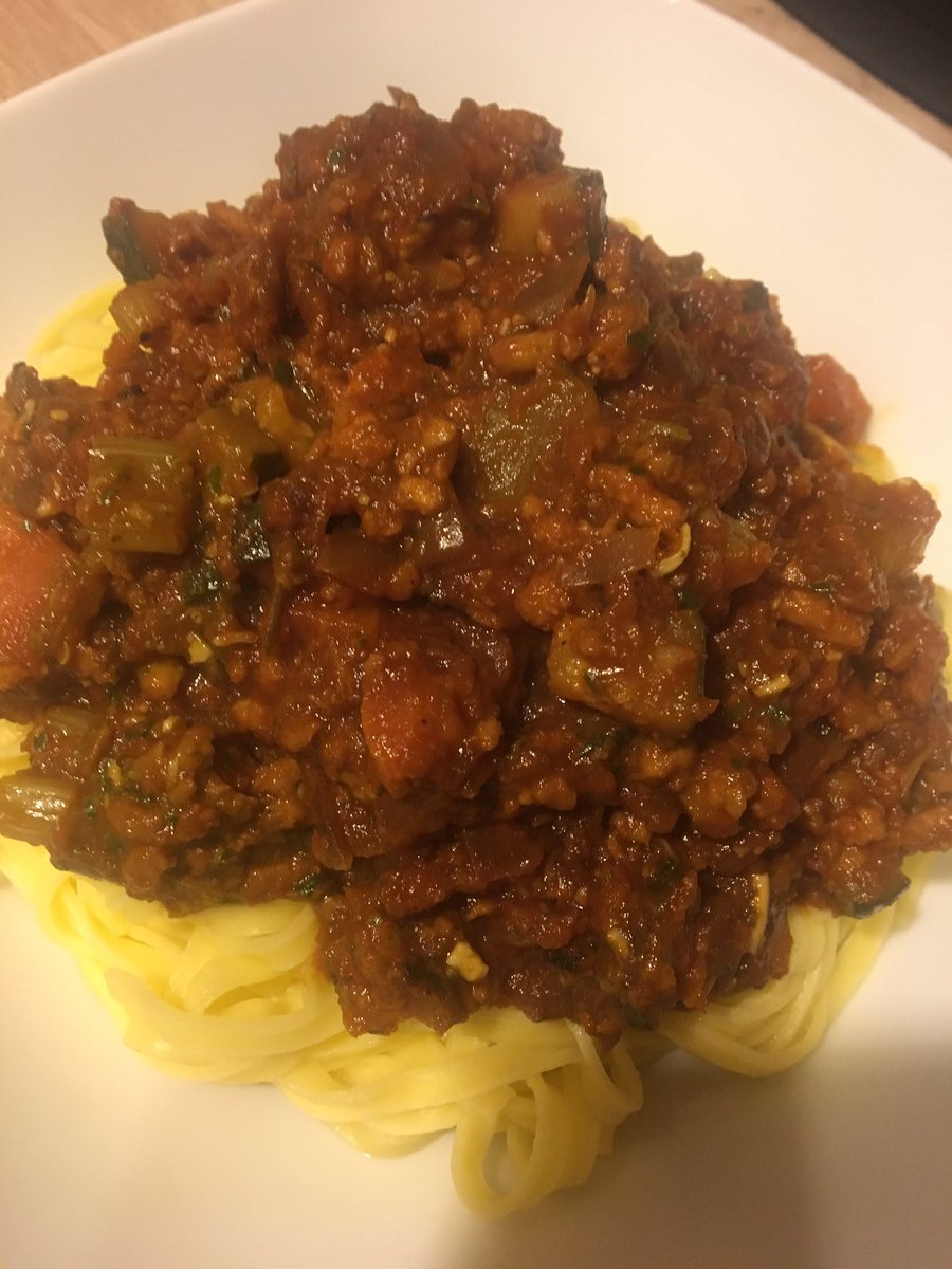 Vegetarian Linguine Bolognaise. I had mine without Parmesan so it was in fact vegan. Even meat eaters struggle to believe there’s no meat in it!! Healthy, cheap and delicious. Also lots of #hiddenveg .... not that I need to hide it in my house :) #loveveg