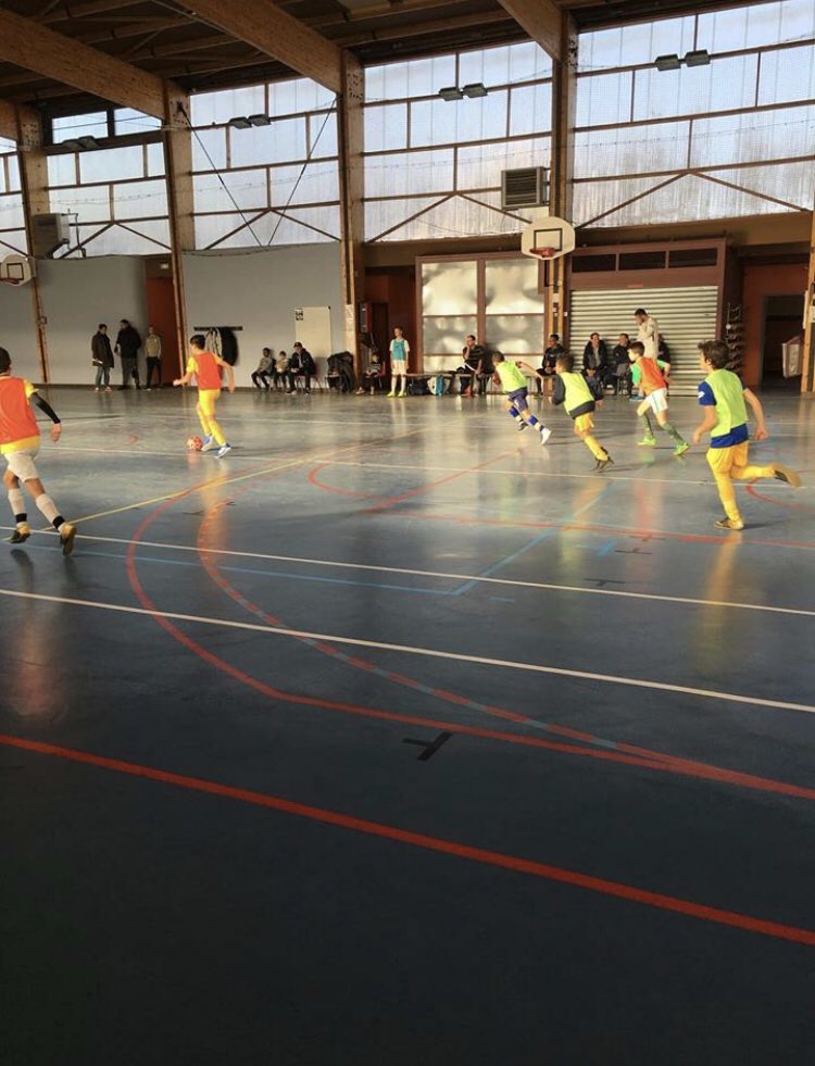FCChalon's tweet photo. Reprise pour les U12/U13 ce matin, en futsal, pour préparer les différents tournois d’hiver :
🔹 Belleville 05/06 janvier
🔹 Buxy 12 janvier
🔹 Fontaines les Dijon U12 13 janvier 
🔹 Varennes 19 janvier 
🔹 Beaune 27 janvier 
🔹 Sornay 24 février

💛💙 https://t.co/db0yFLQvwq