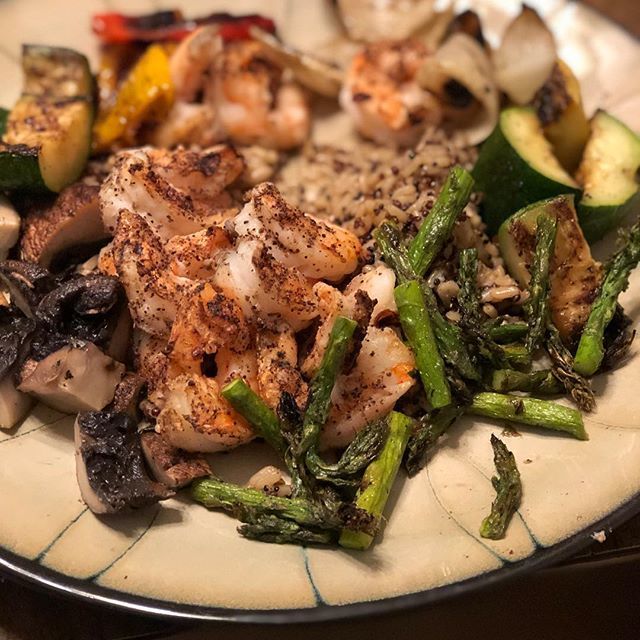 dadNcredible's tweet photo. Tonight’s healthy meal: Grilled Shrimp with @midyettpremiumrub and my famous grilled veggie blend with quinoa, brown rice and garlic #projectdadbod #projectmombod #grill #grilling https://t.co/FyNEUavLWa https://t.co/sMfIqiCeaW