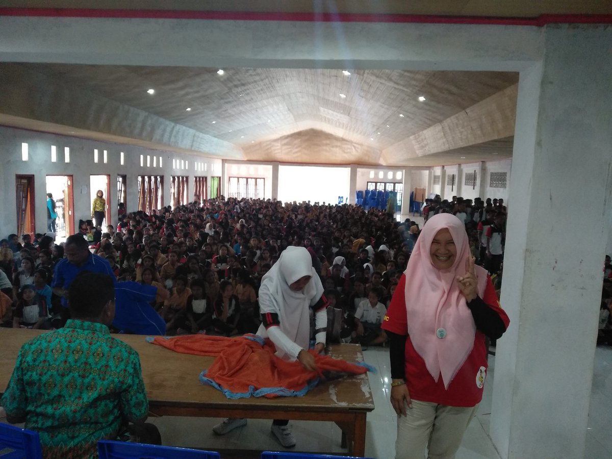 tuteh's tweet photo. #EndeBisa #Ende Ramai banget! SMKN 1 Ende. TERBANYAAAAKKK cc Om @bisot https://t.co/MQtOqhS0D5