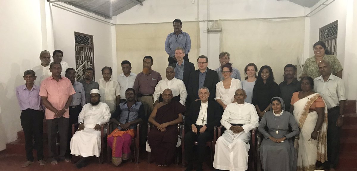 Grüße aus dem Norden SriLankas, dem Tamilien Gebiet.Teilnahme an einer Sitzung des Interreligiösen Gremiums in der Diözese Kandy.Viel Versöhnungsarbeit ist zu leisten nach 30 Jahren grausamem Bürgerkrieg.Die Kirche tut ihr Bestes. Aus Deutschland unterstützen wir sie dabei.