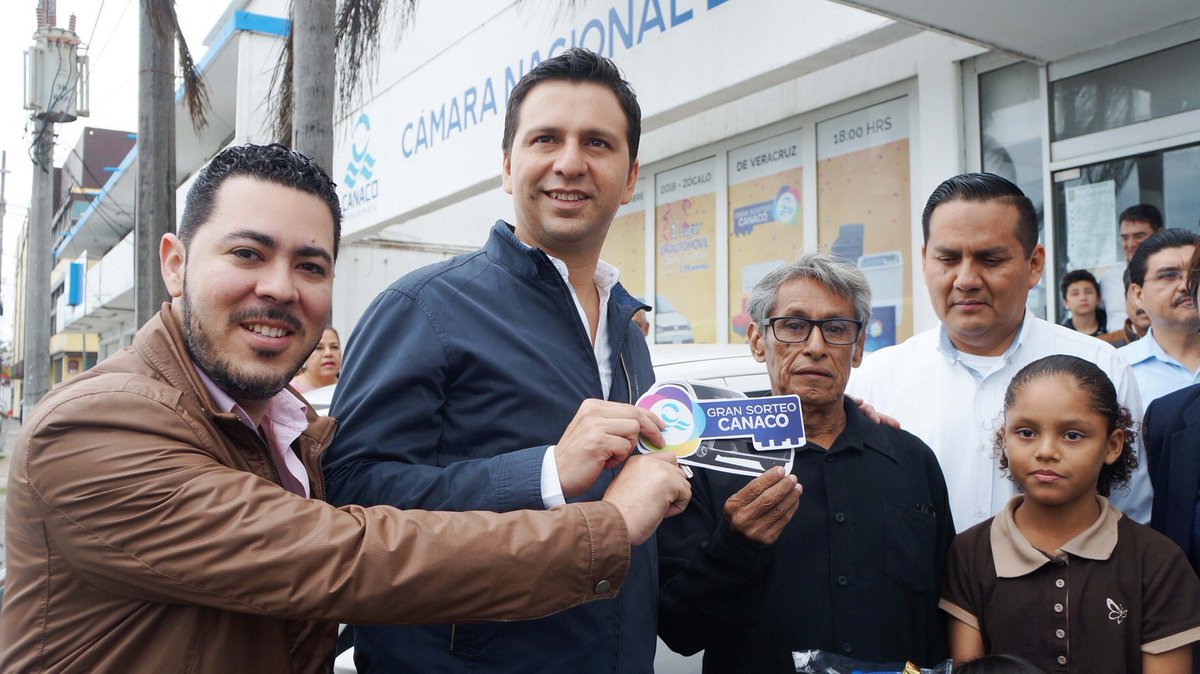 Canaco_Veracruz's tweet photo. ¡Muchas felicidades al Sr Néstor Sánchez, ganador del primer premio del #SorteoCANACO2018 que consiste en un automóvil @Volkswagen_MX #GolHB al obtener su boleto ganador en #ZeusMonitoreoVial con el número 2964694 🎁🚗🎉 https://t.co/bvIfuWVfJM