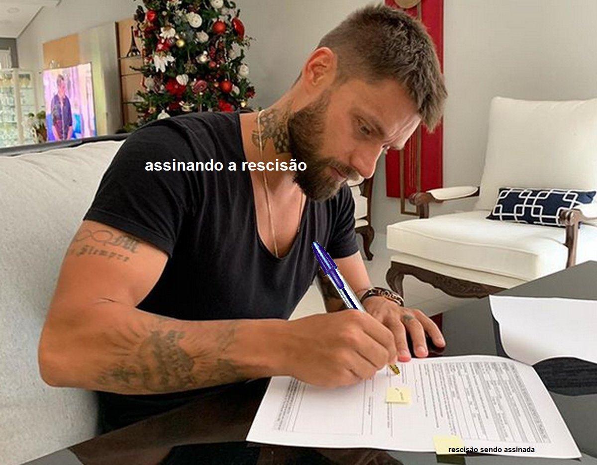 Maloqueiro_Azul's tweet photo. cada vez mais fã do Sóbis, olha a humildade dele gente, até assinou a recisão com uma caneta bic #Nitou https://t.co/vBL8HMjS1t