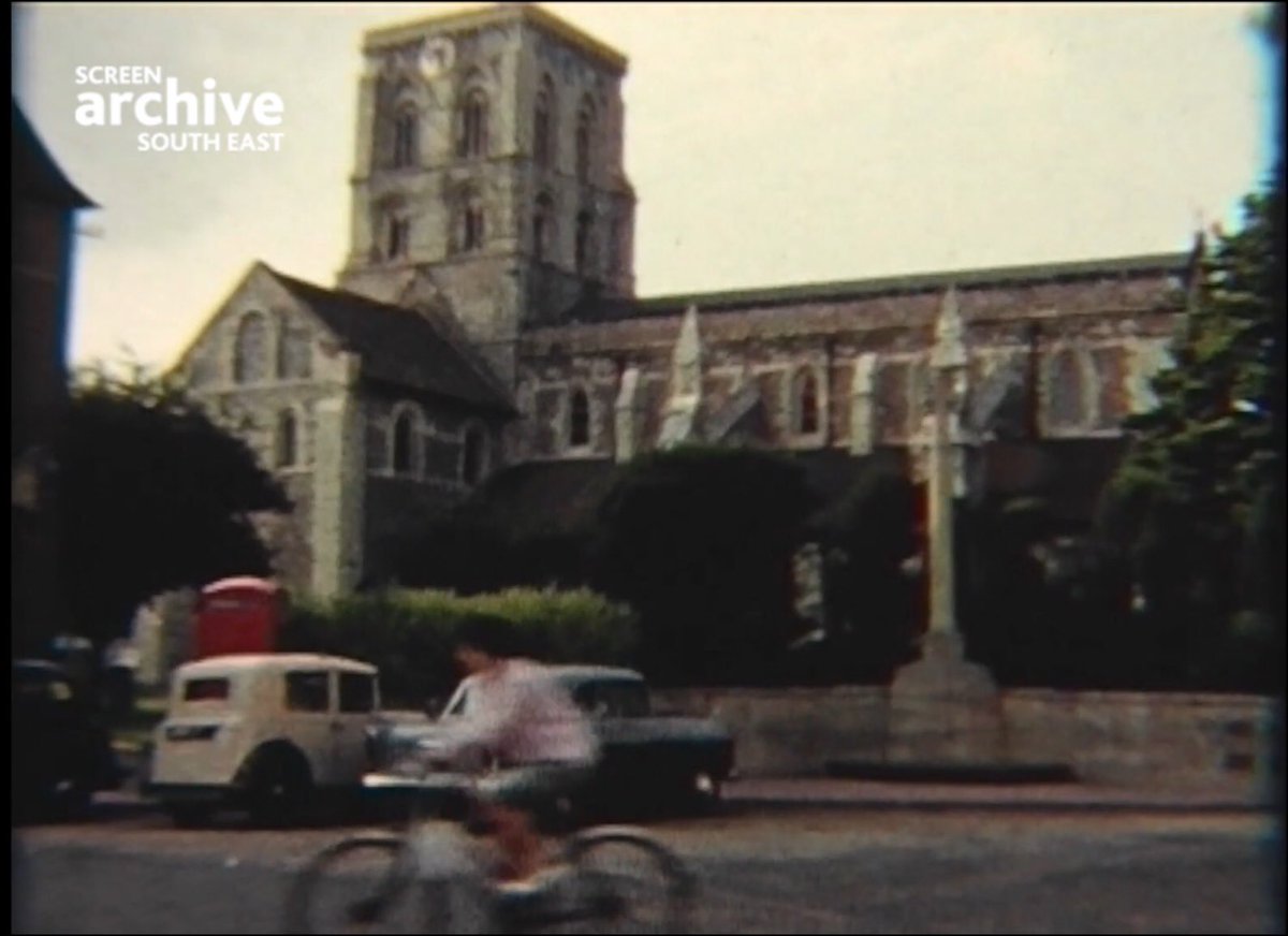 ShorehamByCycle's tweet photo. These screenshots from a 1962 cine film of #shorehambysea preserved by @screenarchive show congestion on the High St roundabout and cycles on East St & Brunswick Rd. #betterbycycle even 57yrs ago. (via @shorehambysea). https://t.co/ZpDOVF9bs4