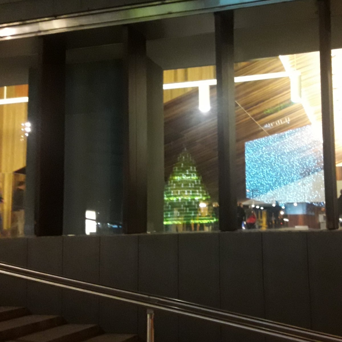 LopezEscuer's tweet photo. Reflejo de Navidad
@baluarte @elcorteingles #Pamplona #Navidad #2019Colosal https://t.co/vsHR9ish7A