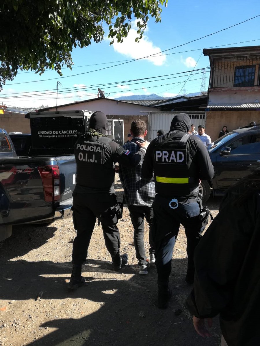fuerzapublicaCR's tweet photo. En Calle Chocolate de San Diego, cantón de La Unión, #Cartago, conjuntamente con el @oij_Organismo, nuestro personal del  Programa Regional Antidrogas de #Cartago detuvo a un presunto expendedor de drogas con marihuana y cocaína. Pasado a las órdenes de @FiscaliaCR. https://t.co/IKHZ4PBnJ6