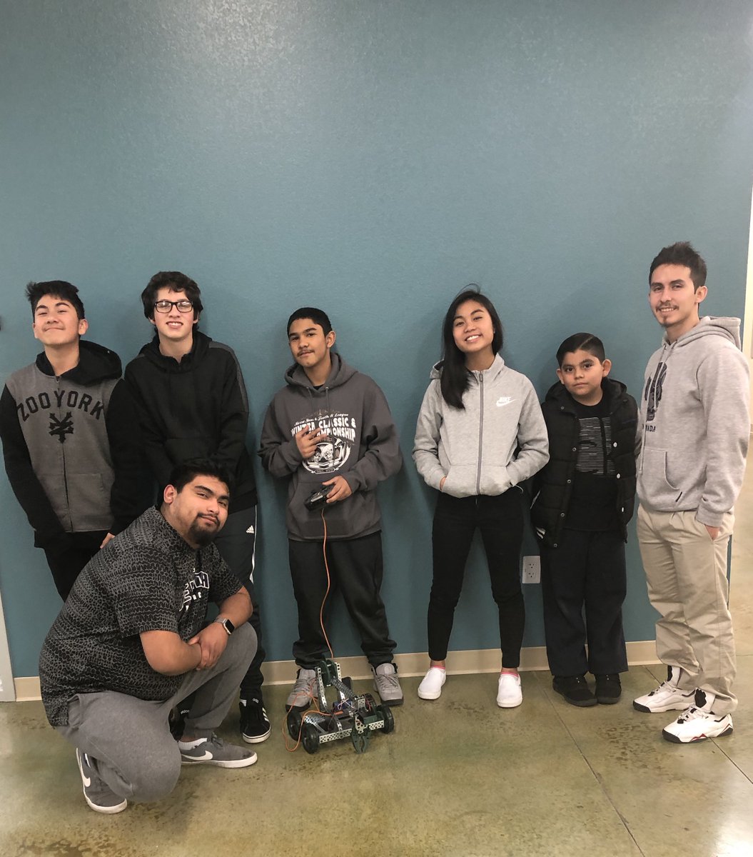 DFS_Nevada's tweet image. Thanks 2 @GEARUPNV, 20 DFS students &amp;amp; their siblings were able 2 participate in our #VEXRoboticsCamp inside the @RaggioSTEM in the @EducationUNR on the @unevadareno campus for 2 days &amp;amp; build a robot with their teams. #COEintheCommunity #STEM #DFS #WolfPack #GEARUPWORKS #NVGEARUP