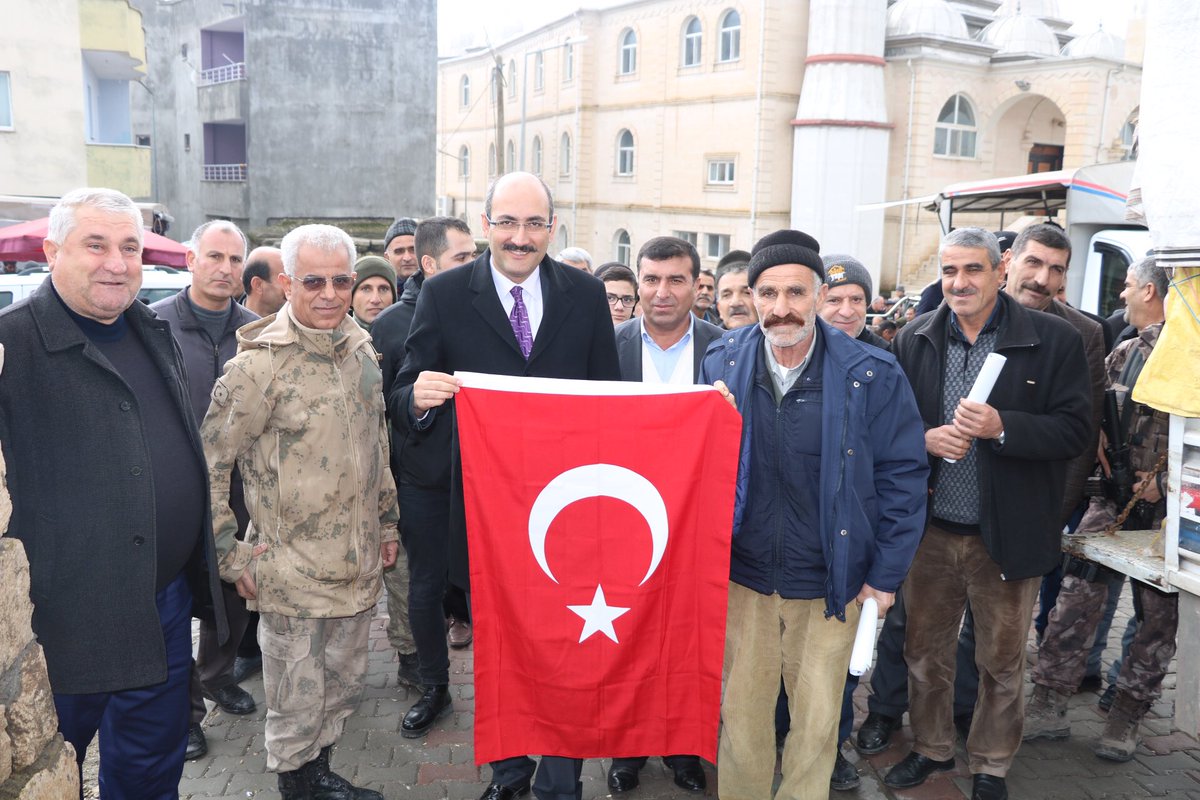 KayabaglarBld's tweet photo. Belediye Başkan V.  @ihsanemre Aydın, Cuma namazı çıkışı vatandaşlarlarımızla bir araya gelip sohbet etti,talep ve sorunlarını dinledi.Belediyemizin çalışmaları hakkında bilgi verdi.
Vatanaşlarımıza belediyemiz tarafından yeni yıl dolayısıyla hazırlatılan takvimler dağıtıldı. https://t.co/2EUquKZeDV