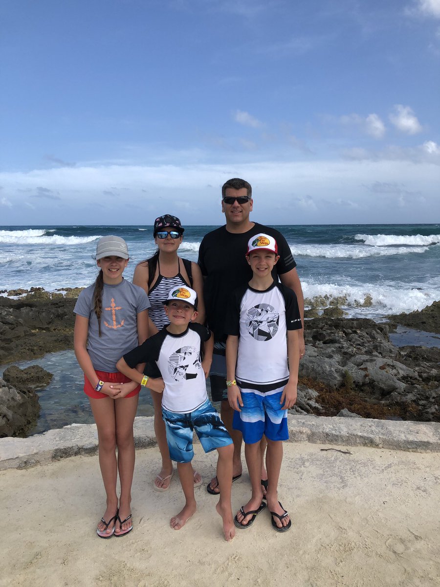 RobertStecyk's tweet photo. Great family vacation in Riviera Cancun @NowJade. Much needed rest and relaxation. Goodbye sand, ocean and heat 😎 and hello snow and cold 🥶 https://t.co/x3iiJTy7vC