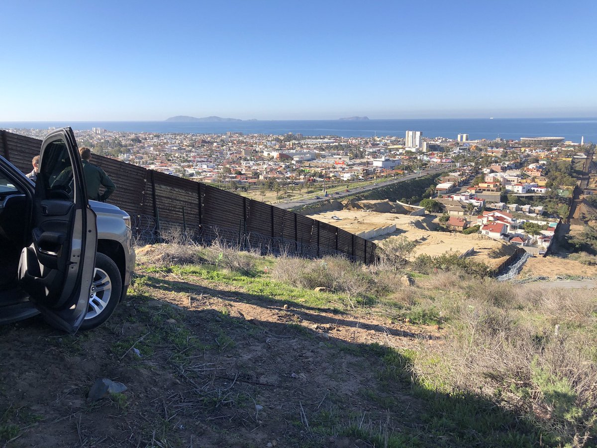 photog_sreusch1's tweet photo. W/ @10NewsAtkinson #touring the 14 miles of #borderwall #BehindTheScenes @10News #10beards https://t.co/66c9RriEoa