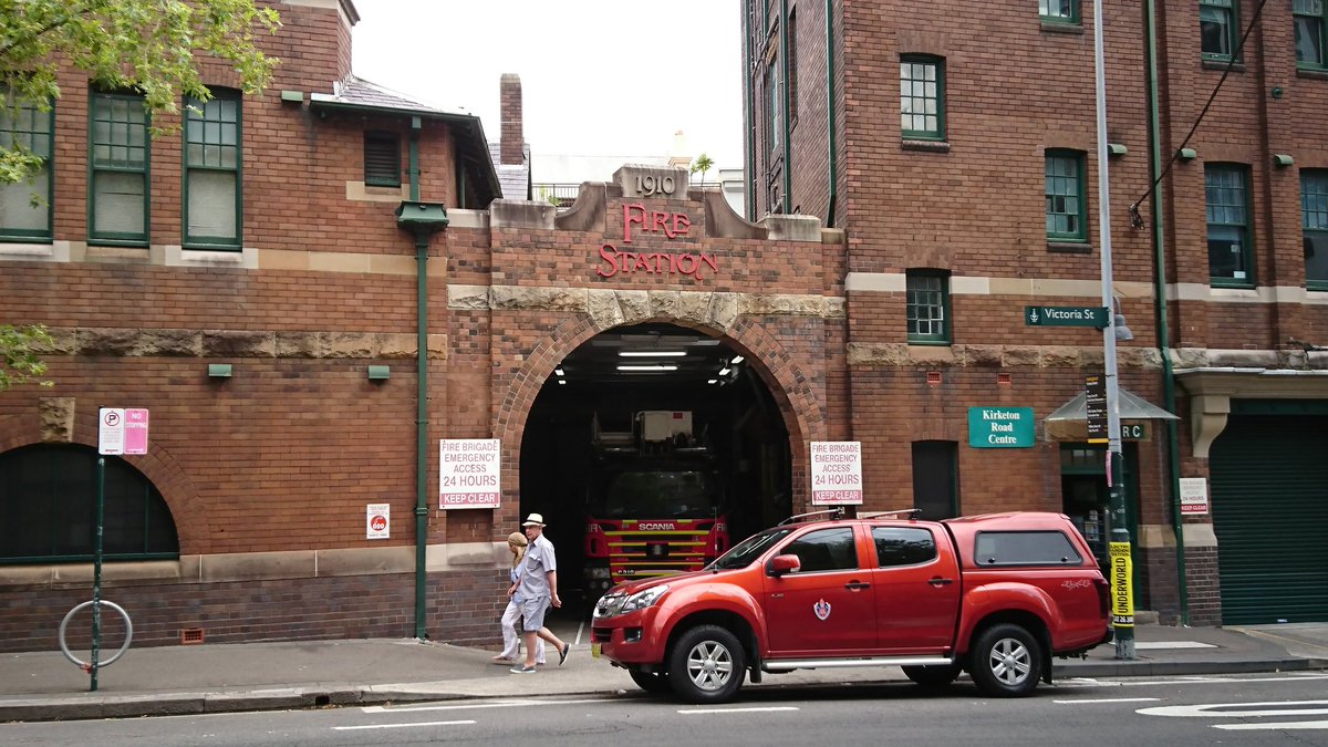 Rainbowwest どんくま シドニー スナップ 1910 Fire Station レンガ造りの味わい 看板文字が格好良すぎる 年末年始のためサンタさんパネルが 消防車は北欧車