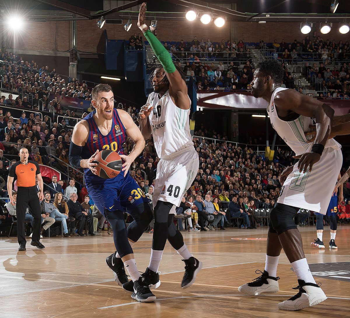 Claver trata de llegar a canasta (Foto: Liga Endesa).