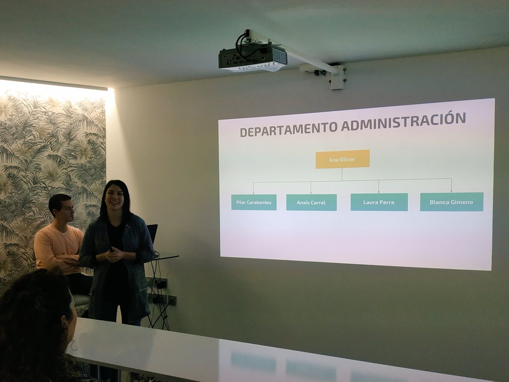 NettDigital's tweet photo. #AnaOlivar responsable del dpto de administración, ha comentado en #17AniversarioNETT cómo en este 2018 se ha evolucionado dentro del equipo en las labores de gestión, contando con #PiliCarabantes @AnaisCarrel #LauraParra y nuestra becaria del #MasterTGD @Blancagimenom #MasterMPD https://t.co/KiPeS578BE