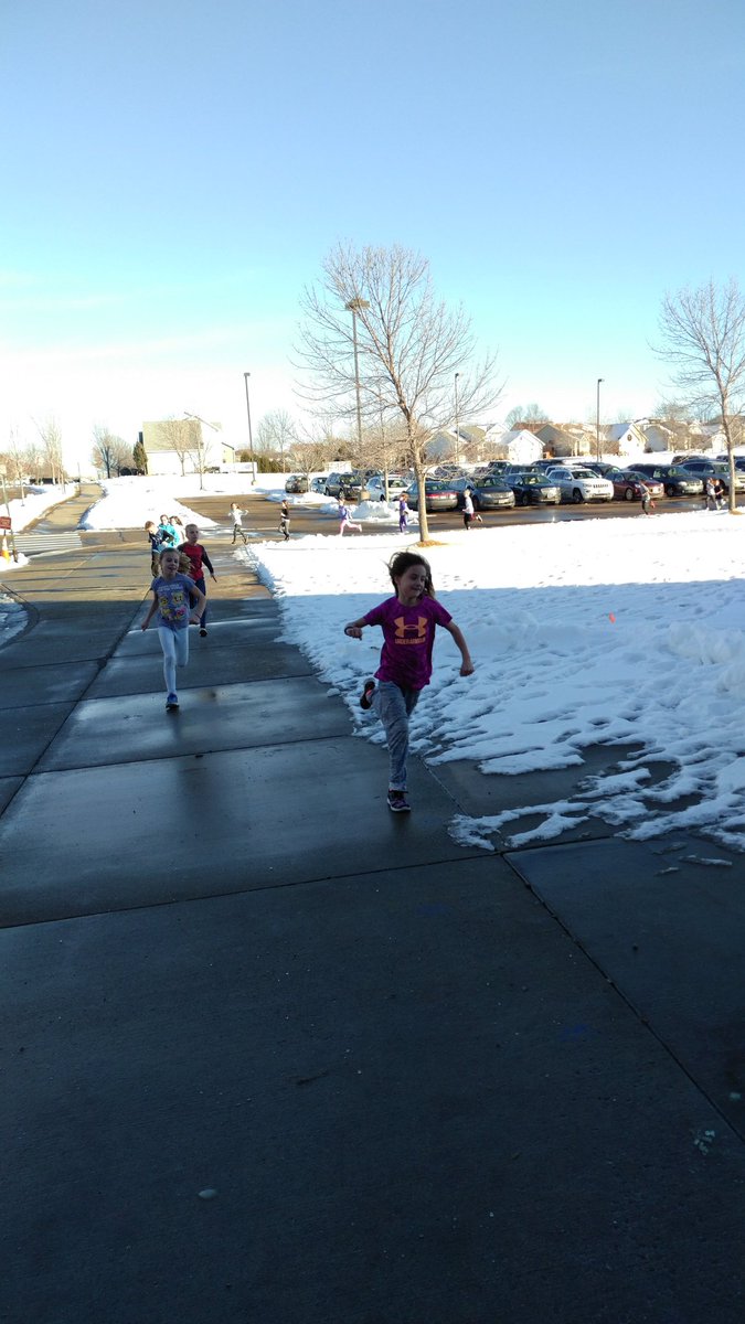 jessicawallin3's tweet photo. Beautiful day for Fitness Friday @HassanElem! #mnweather #5minbreak #hassanfun #weneedtomove #RunAsOne https://t.co/YyRrfIm1DO
