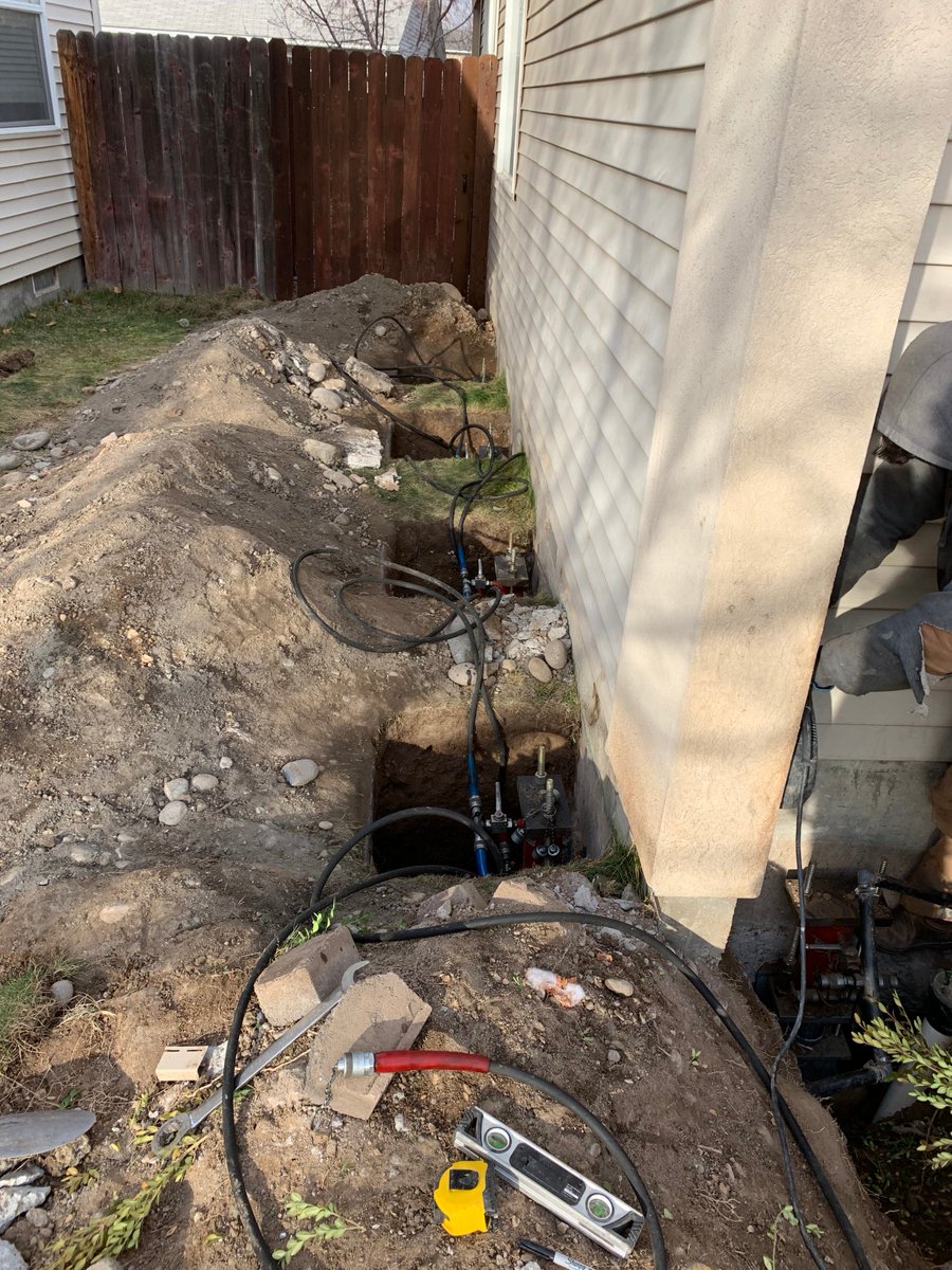 OfSupportworks's tweet photo. A great photo showing our push pier system hooked up to the hydraulic press. Ready to lift/stabilize this home! https://t.co/9QVLUmPVpR