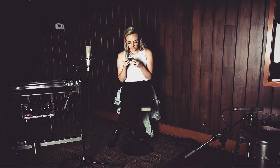 EmmaWhiteMusic's tweet photo. #fbf #OverthinkIt acoustic video 🎥📸 @katiekauss
makeup by @MariFandl @BlackRiverENT @WhiteHousercrds @bradhillmusic https://t.co/TpsCYq7RSK