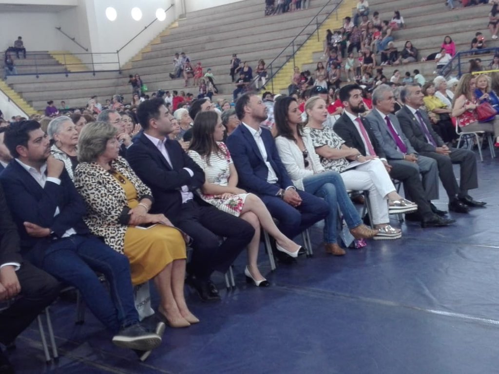 JMLatorre's tweet photo. Una Bolsa plástica que traía 1 bebida Fruna 1/2 litro y papas fritas Moms más su respectivo panfleto, eso entregaron hoy fuera del Polideportivo a los adultos mayores con visita de Cecilia Morel incluida en #Antofagasta (cambiaron los chocman) 🤔 https://t.co/1CkgMM06A9