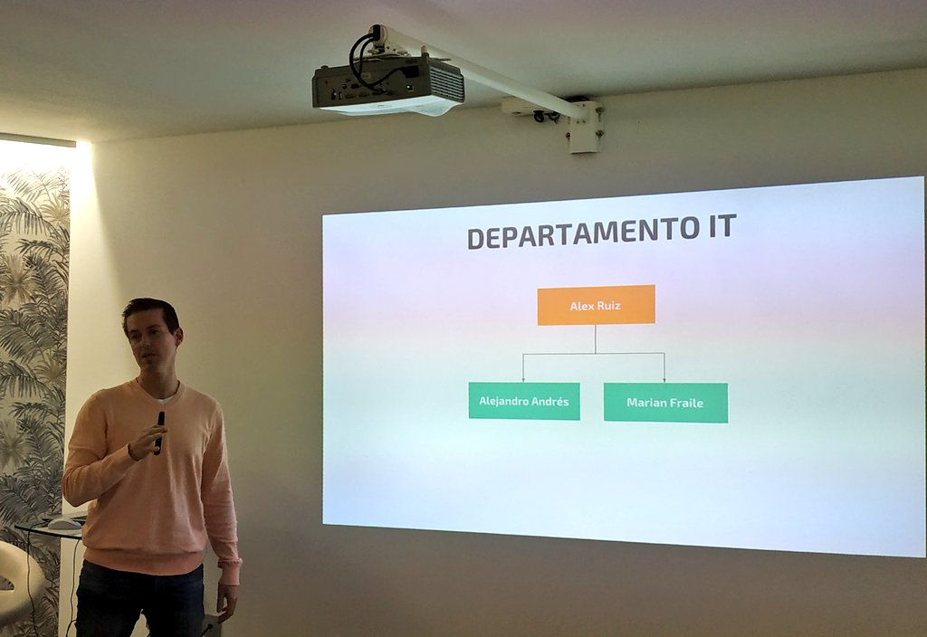 NettDigital's tweet photo. #AlexRuiz responsable del dpto de IT, la piedra angular de todo, donde con su equipo con #AlejandroAndrés y @FraileMarian becaria del #MasterMPD hacen que el resto de departamentos consigan sus objetivos dándoles soporte tecnológico #17AniversarioNETT #MasterTGD https://t.co/8SqXF37In2