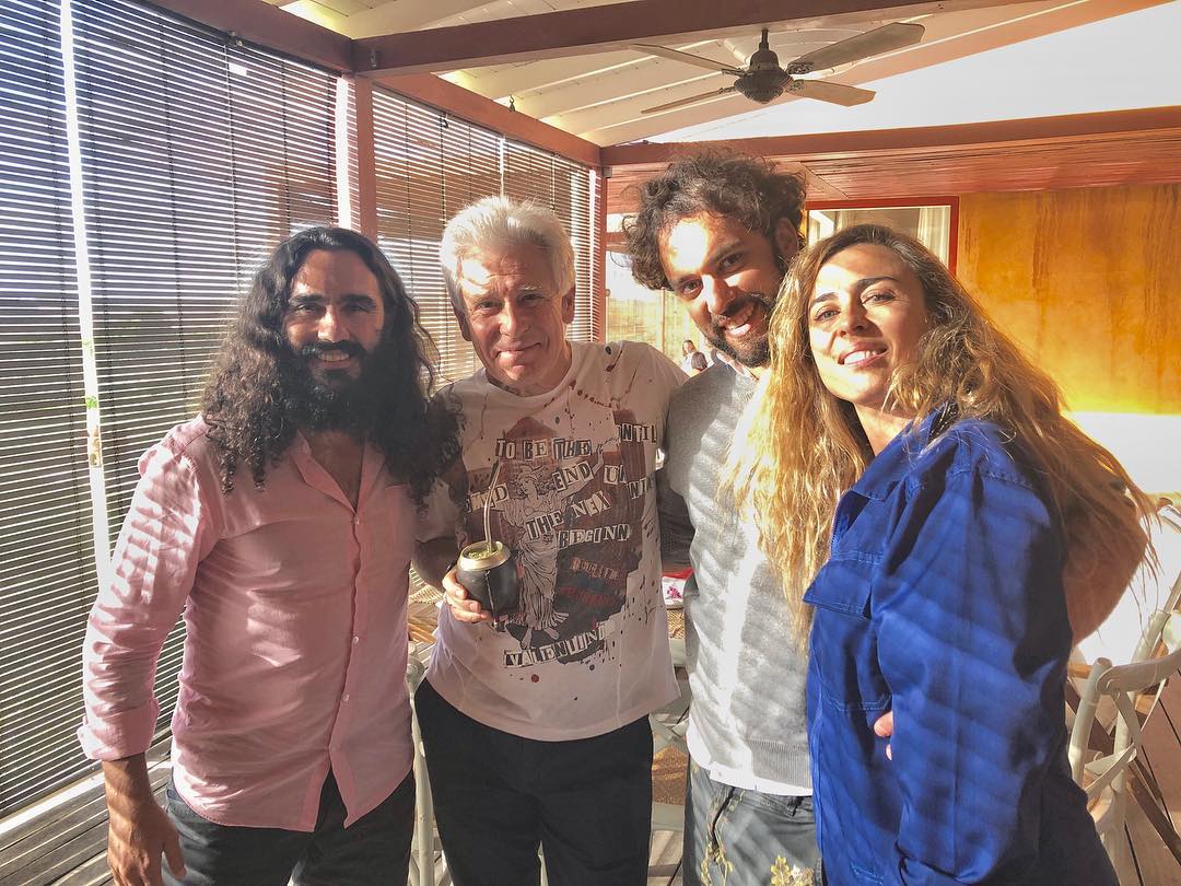U2Argentina's tweet photo. Adam tomándose unos mates con @jpsorin6
"Mateando con @sol_alac @pedromendessiruffo_ y Adam. Gracias x otro encuentro genial @frances.reynolds 😘"
#U2 #U2AR #AdamClayton #Sorin #U2Argentina @U2 https://t.co/saHGbzd8O9