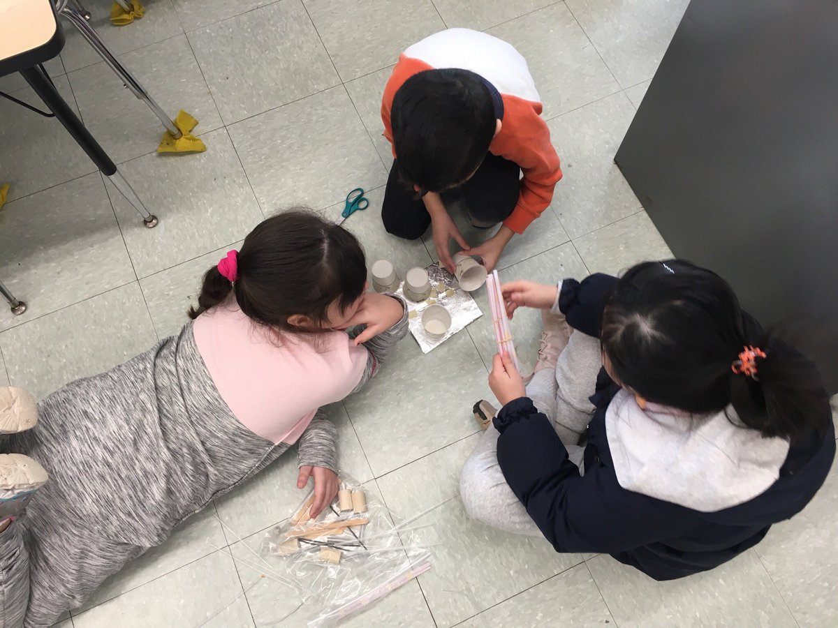 MrsFarelliFirst's tweet image. Second Graders building towers with solid objects. Can’t wait to see how these turn out! #FOSSScience