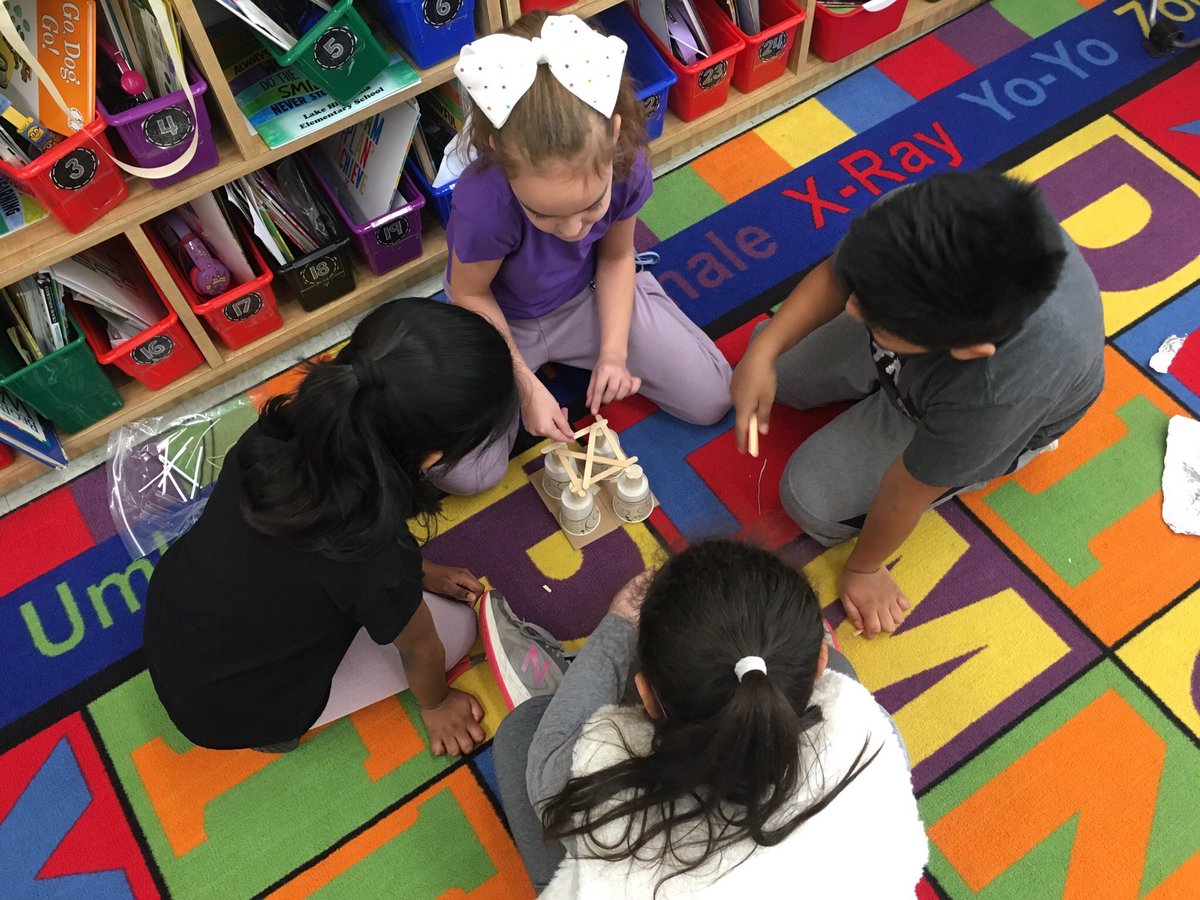 MrsFarelliFirst's tweet image. Second Graders building towers with solid objects. Can’t wait to see how these turn out! #FOSSScience