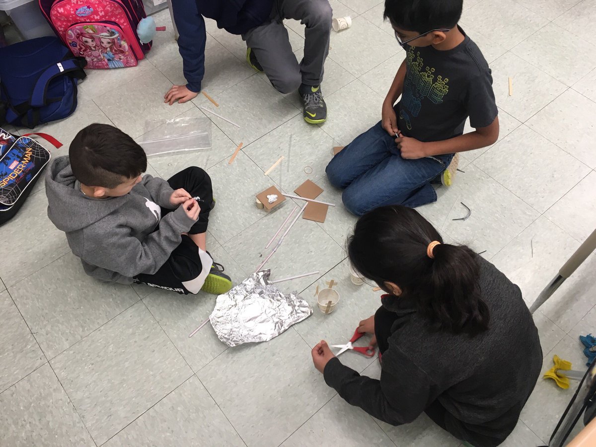 MrsFarelliFirst's tweet image. Second Graders building towers with solid objects. Can’t wait to see how these turn out! #FOSSScience