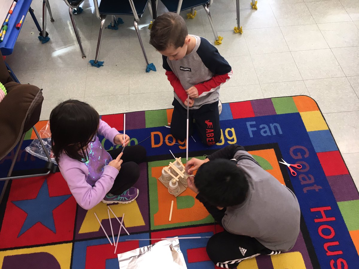 MrsFarelliFirst's tweet image. Second Graders building towers with solid objects. Can’t wait to see how these turn out! #FOSSScience