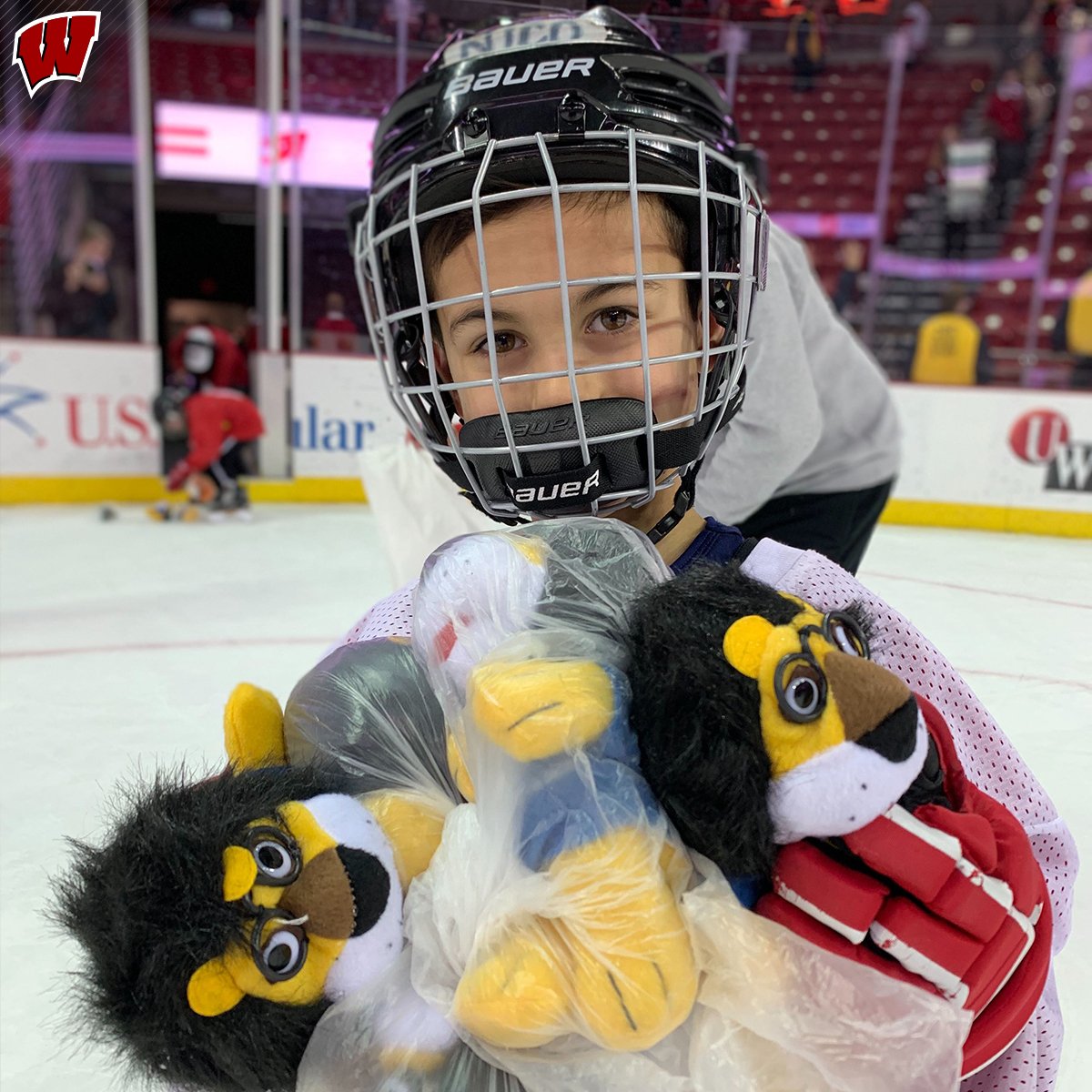 UWBadgers's tweet photo. Together, we helped over 1,700 teddy bears find a warm home in the arms of children this holiday
#VarsityMag has more on how the Teddy Bear Toss and the Giving Tree drive made an impact for families in Dane County
💻📱 https://t.co/uejj77ho7P
#BadgersGiveBack #OnWisconsin https://t.co/sUFSt9FDxV