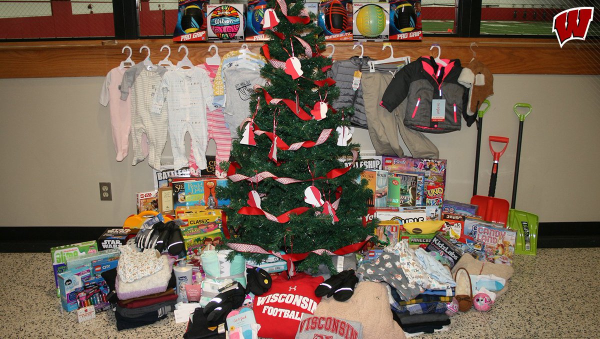 UWBadgers's tweet photo. Together, we helped over 1,700 teddy bears find a warm home in the arms of children this holiday
#VarsityMag has more on how the Teddy Bear Toss and the Giving Tree drive made an impact for families in Dane County
💻📱 https://t.co/uejj77ho7P
#BadgersGiveBack #OnWisconsin https://t.co/sUFSt9FDxV