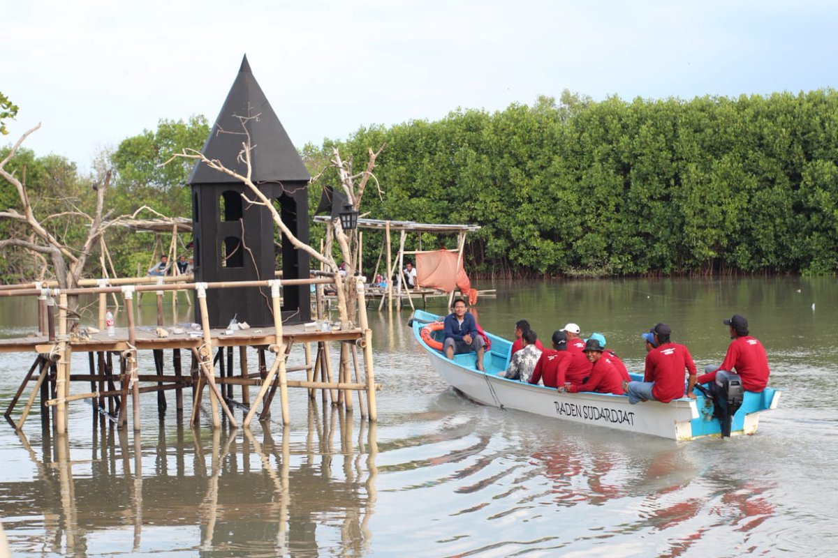karno_roso's tweet photo. Wisata tracking hutan mangrove pulau ikan sigempol randusanga kulon jawa tengah,  bumdes lentera hati. Ayoo mampir. @EkoSandjojo @jokowi @Kemenpar_RI @KemenDesa @ganjarpranowo @provjateng @kombes17 @rudiantara_id https://t.co/G9jtOvtySK